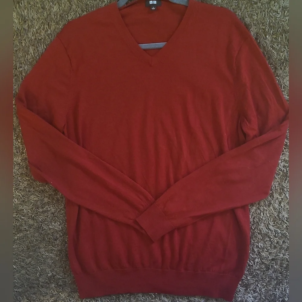 Uniqlo Men's 100% Wool Cranberry V-Neck Sweater Size L Classic Lightweight Knit - Picture 4 of 4